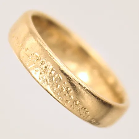 Ring med dekor, stl: 15, bredd: 3,9mm,  gravyr, 18K  Vikt: 3,4 g