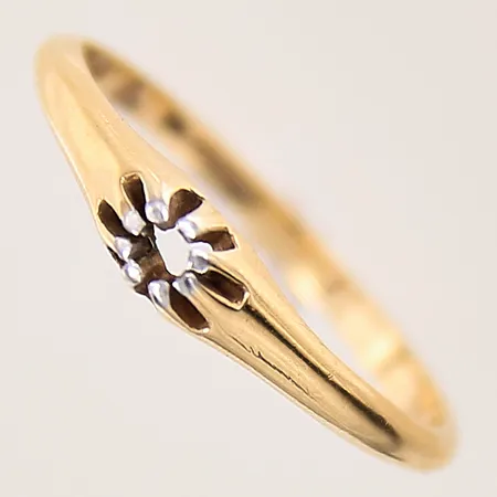 Ring, stl: 18, bredd: 1,7-3,9mm, saknar sten, 18K  Vikt: 1,9 g