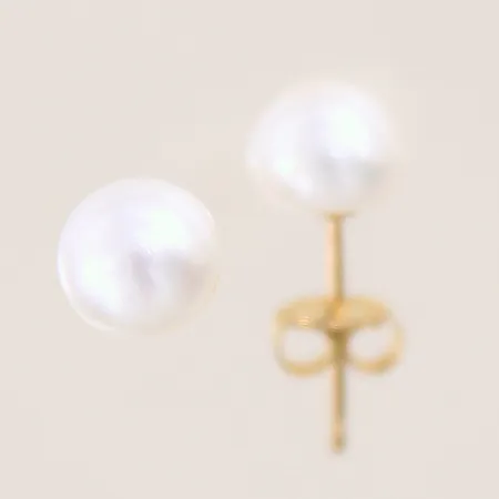 Ett par örhängen med odlade pärlor, Ø6,2mm, 9K  Vikt: 0,8 g