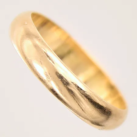 Ring, stl: 18¼, bredd: 4mm, gravyr, 18K  Vikt: 3,6 g