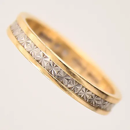 Ring med dekor, stl: 17½, bredd: 3,4mm, gravyr, tvåfärgad,  18K  Vikt: 3,5 g