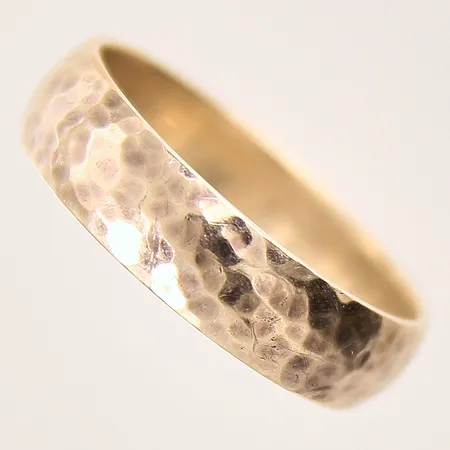 Ring med hamrad dekor, stl: 21¼, bredd: 5,9mm, gravyr, 18K  Vikt: 7,8 g