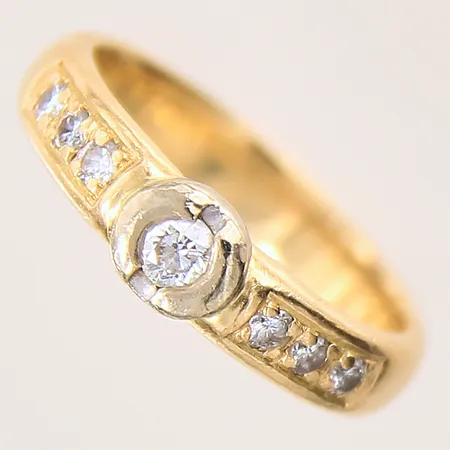 Ring med briljantslipade diamanter 0,25ctv enligt gravyr, stl: 16¾, bredd: 3,9-5mm, GFAB, 18K  Vikt: 4,6 g