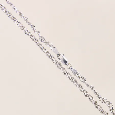 Collier med dekor, längd: 44cm, bredd: 2,6mm, smärre ojämnheter, vitguld, 18K  Vikt: 8,8 g