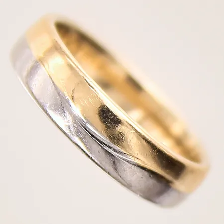 Ring, tvåfärgad, stl: 16½, bredd: 5mm, gravyr, Schalins, 18K Vikt: 5,8 g