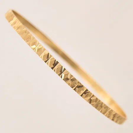 Armring, Ø71,8mm, bredd: 3,9mm, ojämnheter, 18K  Vikt: 10,3 g