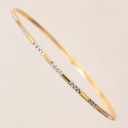 Armring, Ø58mm, bredd: 1,8mm, vitguldsdetaljer, 22K  Vikt: 7,3 g