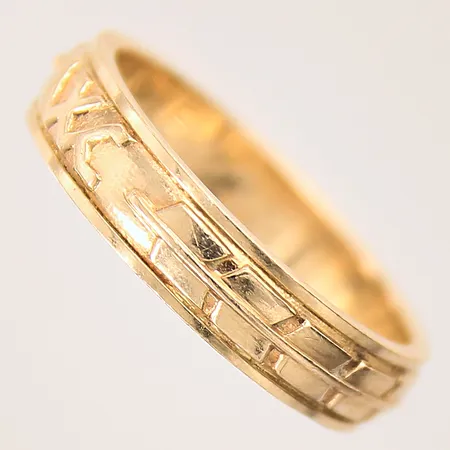 Ring med dekor, stl: 20½, bredd: 5,4mm, gravyr, 18K  Vikt: 8 g