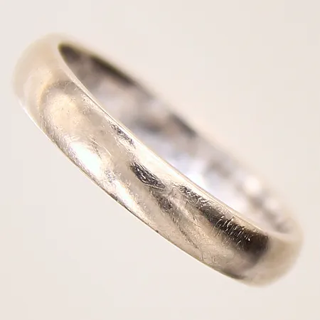 Ring, stl: 19¼, bredd: 3,8mm, gravyr, vitguld, 18K  Vikt: 5,8 g