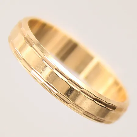 Ring, stl: 17¼, bredd: 3,9mm, gravyr, Schalins, 18K  Vikt: 2,9 g