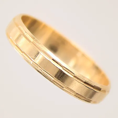 Ring, stl: 19, bredd: 4mm, gravyr, Schalins, 18K  Vikt: 3,1 g