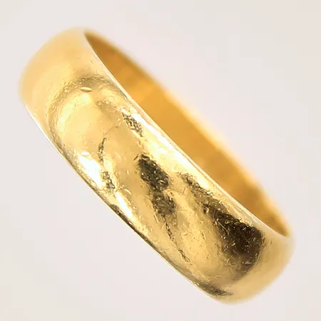 Ring, stl: 18¼, bredd: 5,7mm, gravyr, 23K  Vikt: 7,2 g