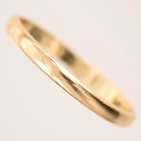 Ring, stl: 18, bredd: 2,2mm, gravyr, 18K  Vikt: 1,8 g