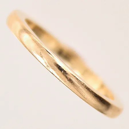 Ring, stl: 17¾, bredd: 2,2mm, gravyr, 18K  Vikt: 4,1 g