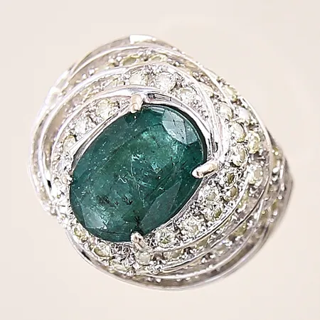 Ring med briljantslipade diamanter ca 100 x 0,02-0,05ct samt grön sten, flertalet indikerar på syntetiska diamanter, stl 18¼, bredd 6,6-19,5mm, höjd ca 11mm, gultonade diamanter, grönsten sitter snett i fattning, 14K Vikt: 15 g