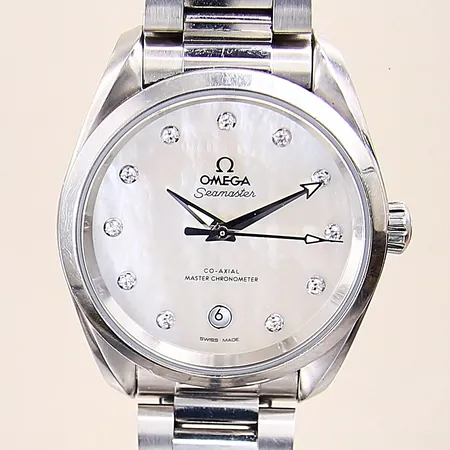 Damur Omega Seamaster Aqua Terra Co-Axial, stål, automatisk, ref-nr: 220.10.38.20.55.001, serie-nr: 89517009, verk-nr: 89517009, kaliber: Omega 8800, Ø38mm, diamantindex, pärlemorurtavla, datum, safirglas, glasbaksida, quickset-funktion fungerar inte, datum behöver ändras via minutvisaren, kronan gängar inte in, klockan tickar men är i servicebehov, repor på länk samt boett, certifikat från 2021, manual, originaltag, box, ytterkartong 