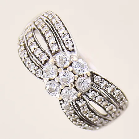 Ring med diamanter 7 ca x 0,05ct, 52 x ca  0,01ct, stl 18¼, bredd 1,5-9,5mm, vitguld, GHA, 18K Vikt: 4,7 g