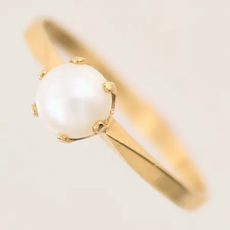 Ring med odlad pärla, stl 16½, bredd 1,5-5,4mm, 18K Vikt: 1,3 g