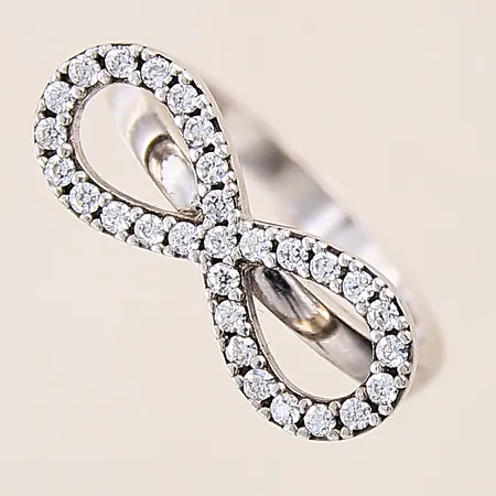 Ring med vita stenar, stl 18, bredd 2,7-8,6mm, silver 925/1000 Vikt: 3,6 g
