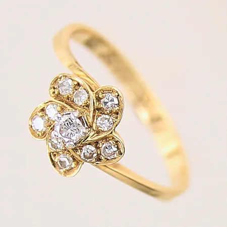 Ring med diamanter 1 x ca 0,05ct, 10 x ca 0,02ct, stl 17½, 2,1-9mm, gravyr, 18K Vikt: 2,8 g