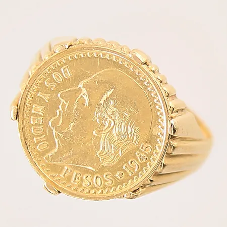 Ring med mynt, stl 18¾, bredd 2,8-17mm, skena och fattning i 18K, mynt 21,6K Vikt: 7,6 g