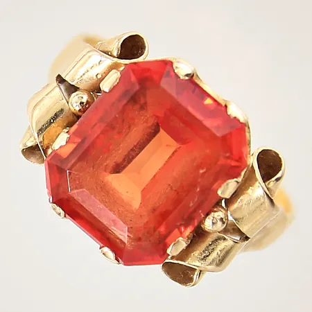 Ring med orange sten, stl 18, bredd 2,2-13mm, skev skena, 18K  Vikt: 4,6 g