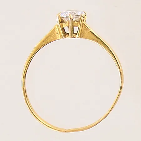 Ring med vit sten, stl 17¼, bredd 1,5-6mm, skev, 21K Vikt: 1,3 g