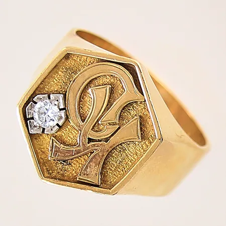 Klackring med diamant ca 0,16ct, stl 23, bredd 7,5-19,5mm, monogram, 18K Vikt: 19 g