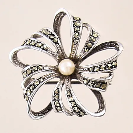 Brosch med odlad pärla samt markasiter, 23,5-33,5mm, silver 935/1000 Vikt: 9,5 g