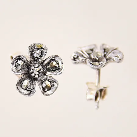Ett par örhängen, blommor med markasiter, 13x12mm, silver 925/1000 Vikt: 2,6 g