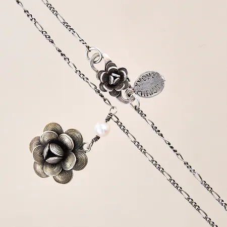 Collier med odlade pärlor, Yvone Christa New York, längd 43,5cm, bredd 1,6-36mm, silver 925/1000 Vikt: 9,3 g