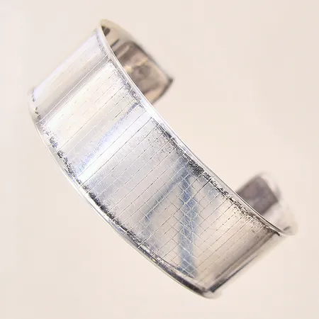 Armring med dekor, Ø6cm, bredd 23mm, skev, öppen modell, gravyr, silver 830/1000 Vikt: 18,3 g