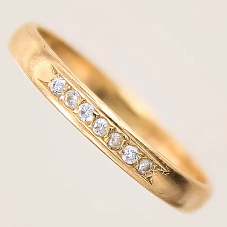 Ring med diamanter 7 x ca 0,01ct, stl 18, bredd 2,5mm, skev, 18K Vikt: 2,3 g