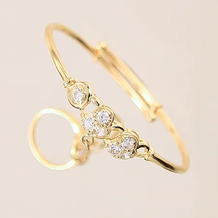 Barnarmring med stenar Ø4,5cm med integrerad kedja samt ring med stenar, stl 14½, en sten saknas, 18K   Vikt: 6,9 g