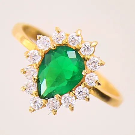 Ring med grön och vita stenar, stl 16¾, bredd 2-13mm, 21K Vikt: 2,2 g