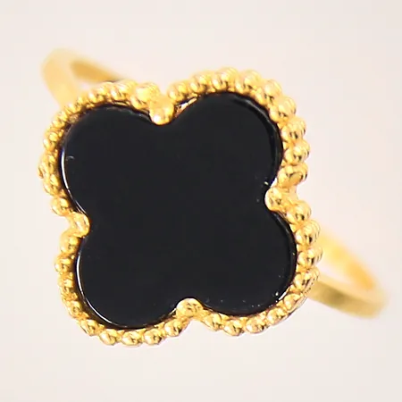Ring med svart sten, stl 17¼, bredd 1-14mm, OBS! Ej märkesdesign, skev, 21K Vikt: 2,7 g