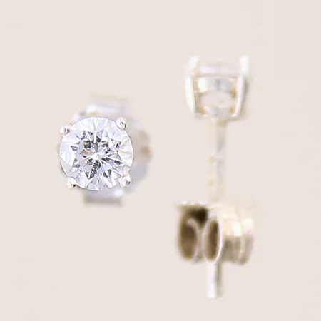 Ett par örhängen med vita stenar, 14x4mm, GHA, silver 925/1000 Vikt: 0,8 g