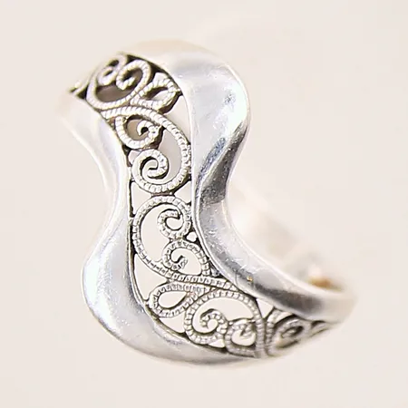 Ring med genombruten dekor, stl 18, bredd 3-9,5mm, repig, silver 925/1000 Vikt: 2,6 g