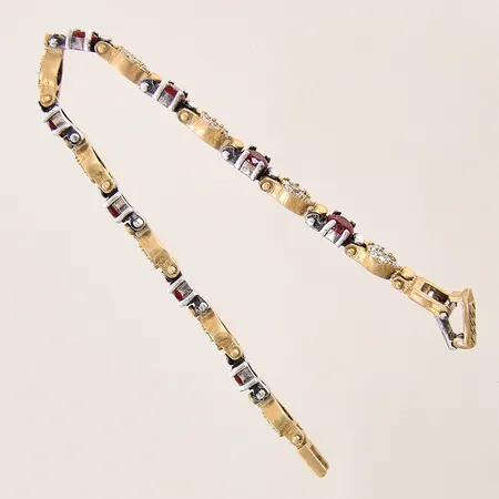 Armband med röda samt vita stenar, längd 18cm, bredd 5,7mm, en sten saknas, tvåfärgat, förgyllt silver 925/1000 Vikt: 13,7 g
