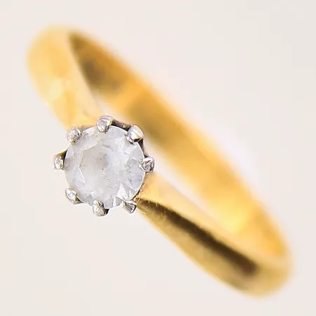Ring med vit sten, stl: 20, bredd: 3-6mm, slitna klor, gravyr, 23K  Vikt: 5,6 g