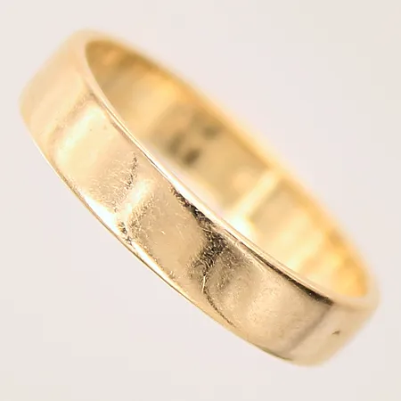 Ring, slät, stl: 19, bredd: 4,4mm, gravyr, 18K  Vikt: 4,6 g