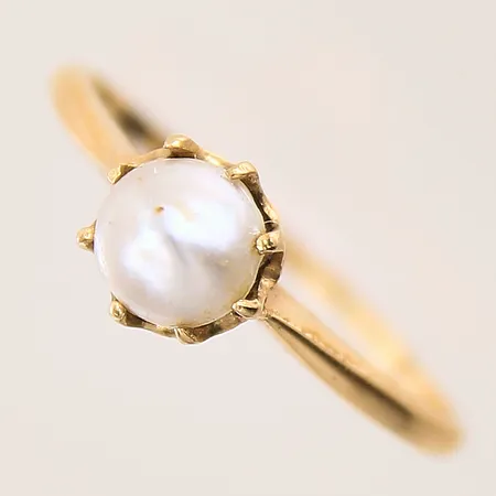 Ring med odlad pärla, stl: 19¾, bredd: 1,2-7,9mm, 18K  Vikt: 2,5 g