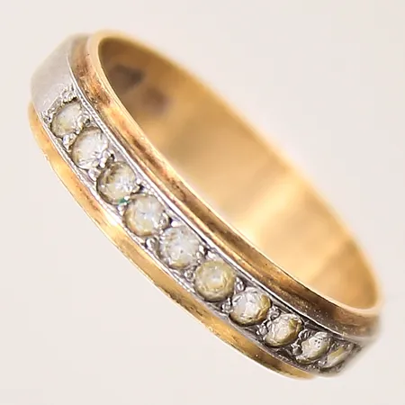 Ring med vita stenar, stl: 15½, bredd: 4mm, tvåfärgad, 18K  Vikt: 2,4 g