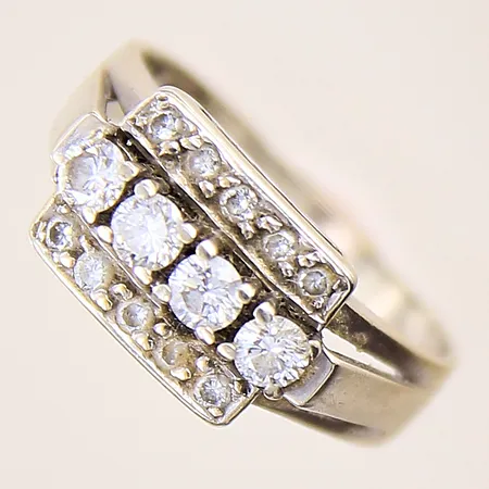 Ring med briljantslipade diamanter 4x0,10ct samt 10x0,01ct, stl: 16, bredd: 2,4-8,4mm, vitguld, behov av omrodiering, 18K  Vikt: 3,9 g