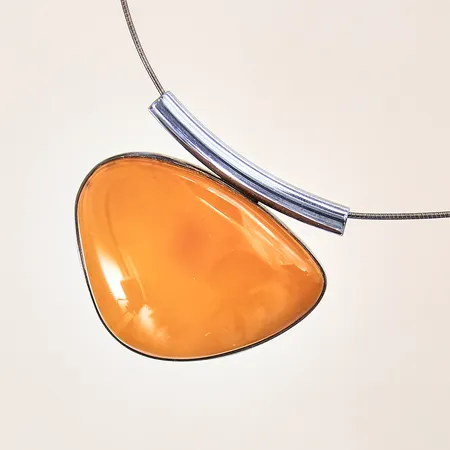 Collier med hänge orange sten, längd: 40cm, bredd: 1-38mm, något skev, silver 925/1000 Vikt: 20,1 g