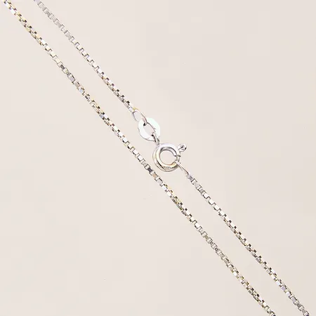 Kedja Venezia, längd: 40cm, bredd: 1,1mm, skev, vitguld, 18K  Vikt: 3,3 g