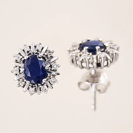 Ett par örhängen med 8/8 slipade diamanter 10xca0,005ct vardera samt blå safirer, carmosé, 9x8,4mm, vitguld, GHA, 18K  Vikt: 2,3 g