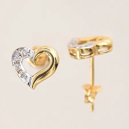 Ett par örhängen hjärtformade med 8/8 slipade diamanter 4xca0,005ct vardera, 8x7mm, omaka snurrebussar, GHA, 18K  Vikt: 1,5 g