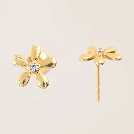 Ett par örhängen med diamanter 2x0,005ct, Ø7,7mm, en snurrebuss saknas, 18K  Vikt: 0,8 g