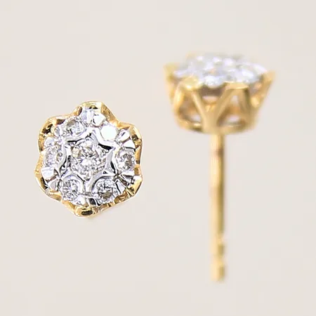 Ett par örhängen med diamanter 2xca0,02ct samt 10xca0,01ct, Ø5,7mm, en snurrebuss saknas, 18K  Vikt: 1,2 g